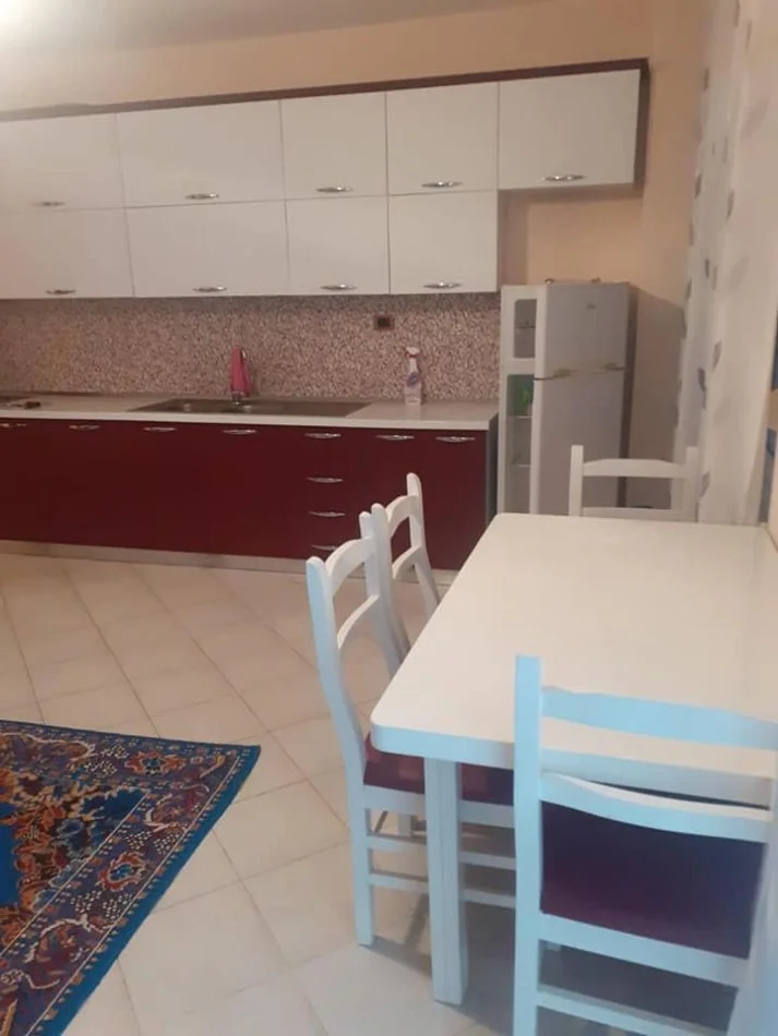 Durres, jepet me qera apartament 1+1+Ballkon Kati 4, 72 m² 350 € (RROTA KUQE PLAZH!)