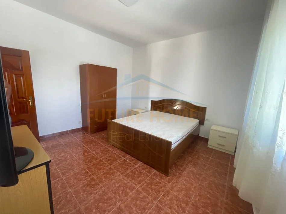 Durres, jepet me qera shtepi 1+1 Kati 1, 143 m² 300 € (DURRES)