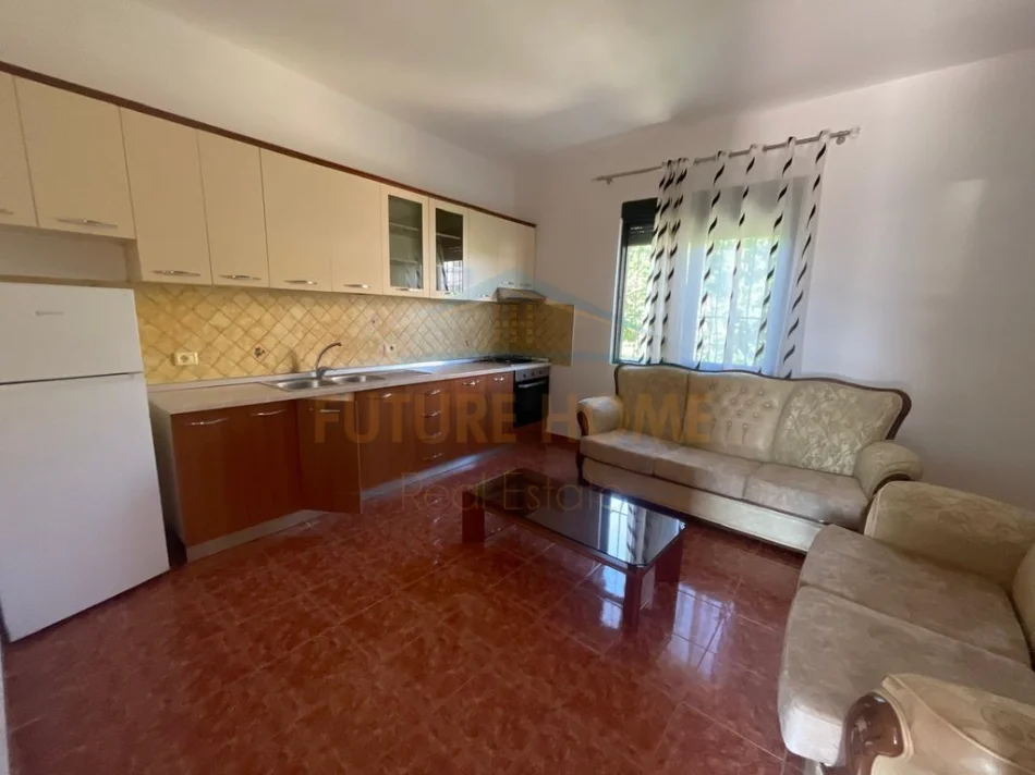 Durres, jepet me qera shtepi 1+1 Kati 1, 143 m² 300 € (DURRES)