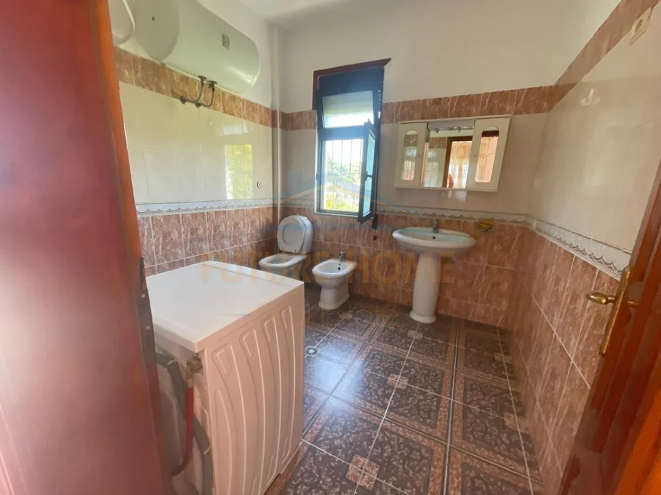 Durres, jepet me qera shtepi 1+1 Kati 1, 143 m² 300 € (DURRES)