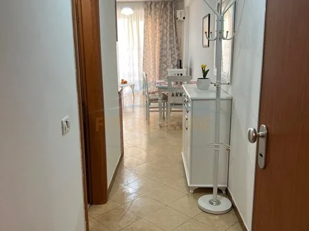 Durres, jepet me qera apartament 1+1 Kati 8, 48 m² 420 € (Pallati I Sportit)