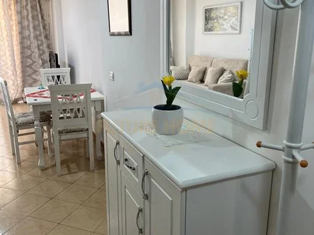 Durres, jepet me qera apartament 1+1 Kati 8, 48 m² 420 € (Pallati I Sportit)