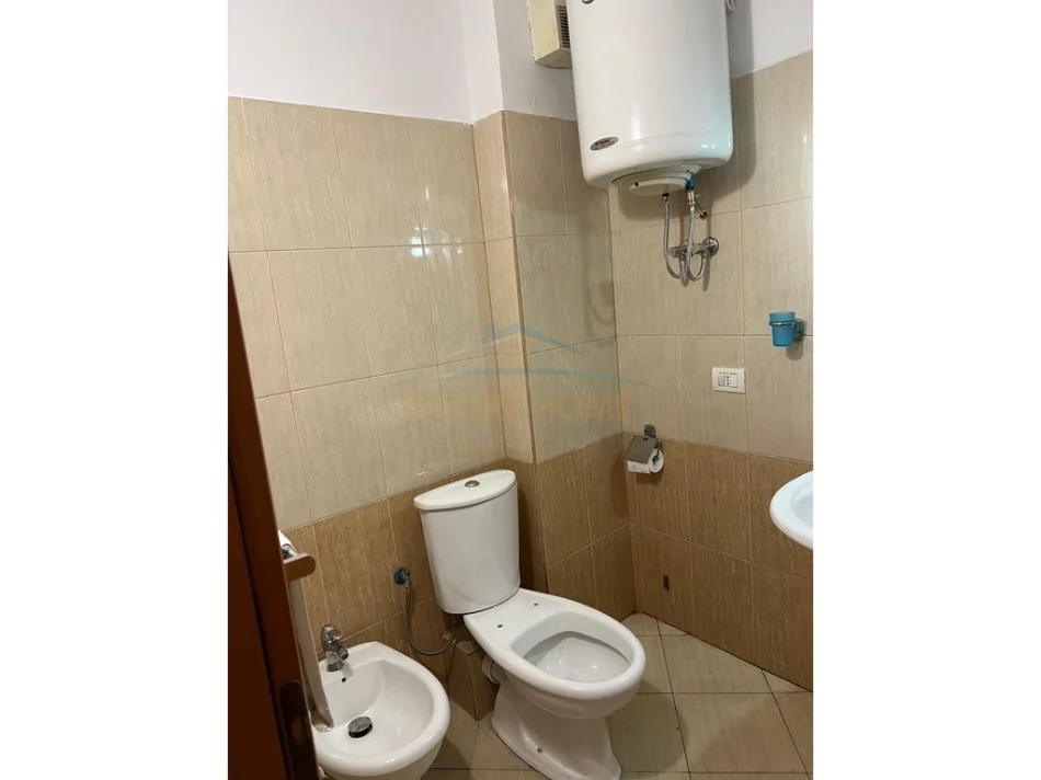 Durres, jepet me qera apartament 1+1 Kati 8, 48 m² 420 € (Pallati I Sportit)