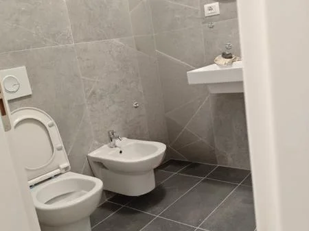 Tirane, jepet me qera apartament 1+1+Ballkon Kati 2, 58 m² 430 € (QTU, Univers City)