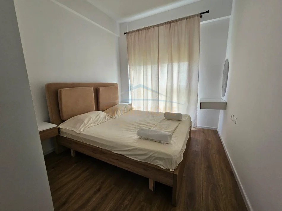 Tirane, jepet me qera apartament 1+1 Kati 3, 45 m² 400 € (Fresk)
