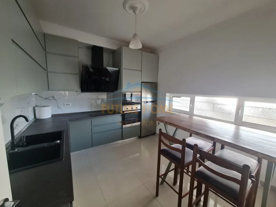 Tirane, jepet me qera apartament 2+1+2, Kati 2, 127 m² 800 € (Kopshti Botanik)