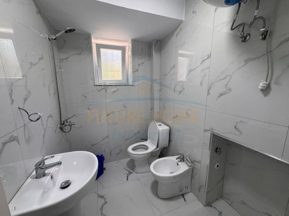 Tirane, jepet me qera ambjent biznesi Kati 2, 75 m² 800 € 