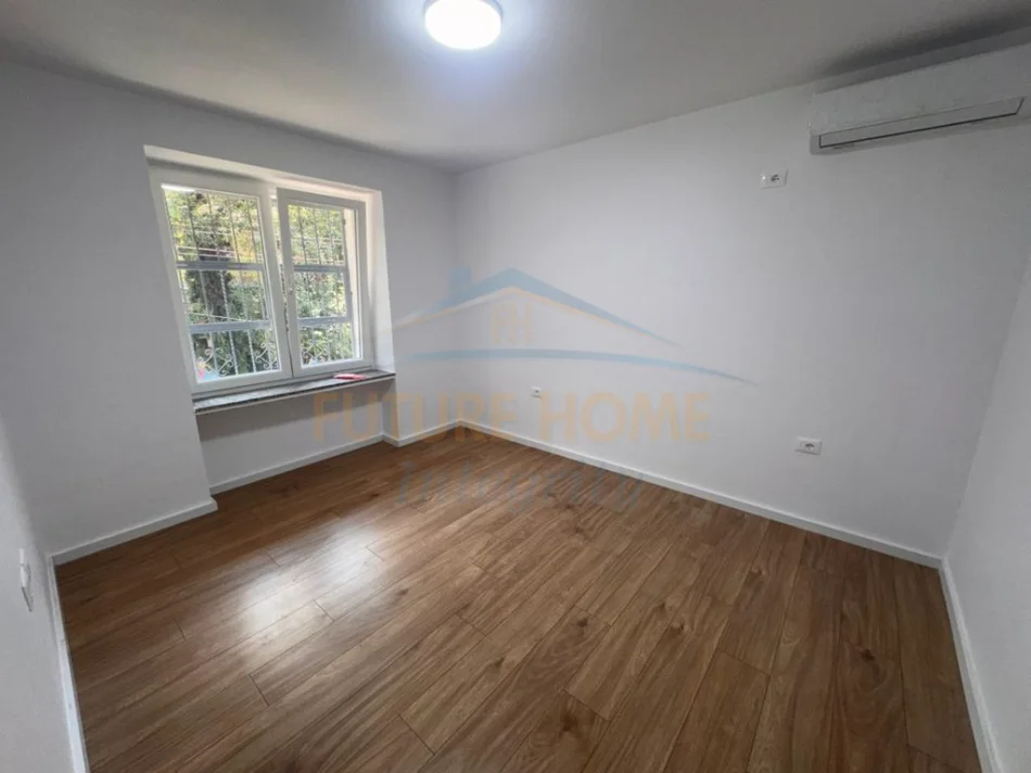 Tirane, jepet me qera ambjent biznesi Kati 2, 75 m² 800 € 