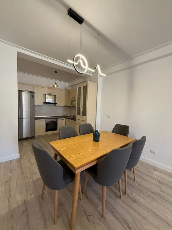 Tirane, jepet me qera apartament 2+1+Ballkon Kati 2, 750 € (Stacioni Trenit)