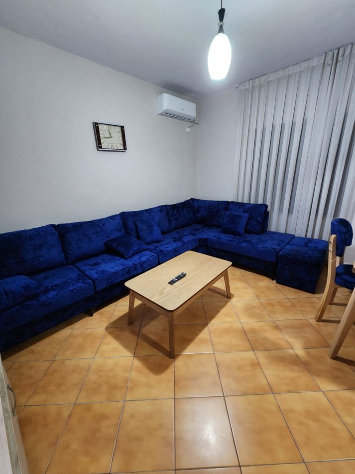 Tirane, jepet me qera apartament 2+1 Kati 2, 80 m² 500 € (ish parku i autobuzave)