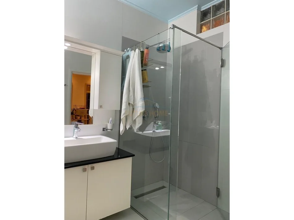 Shitet, Apartament 3+1+2, Fresku, Tiranë 0696069906