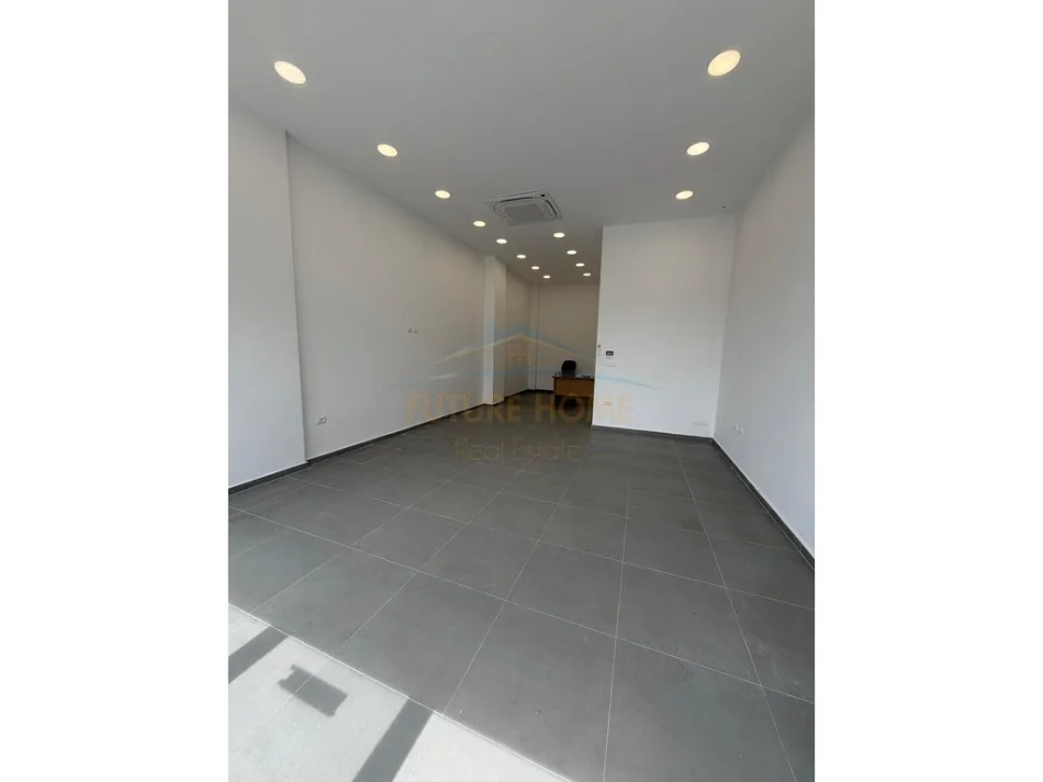 Tirane, jepet me qera ambjent biznesi , 51 m² 500 € 