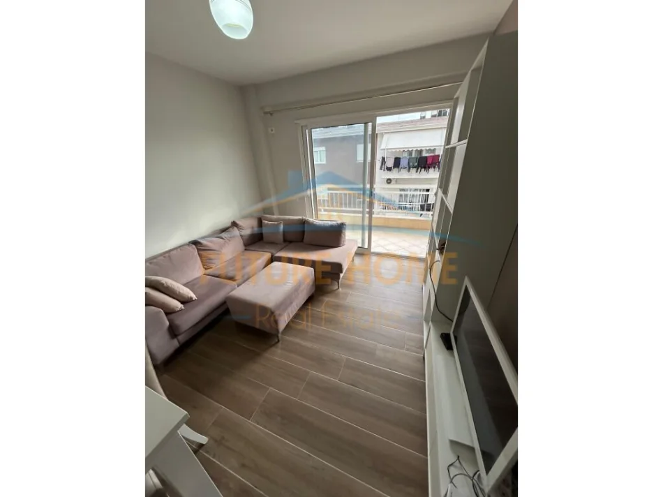 Tirane, jepet me qera apartament 2+1+Ballkon Kati 4, 90 m² 450 € (Fresk)