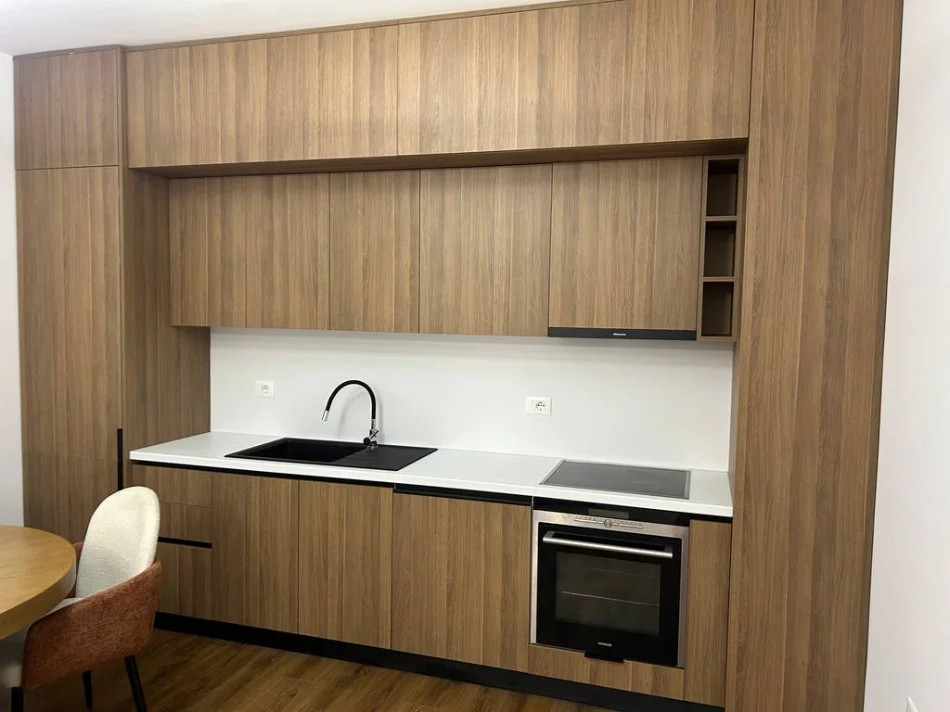 Tirane, jepet me qera apartament 1+1+Ballkon Kati 5, 70 m² 550 € (Jordan Misja)