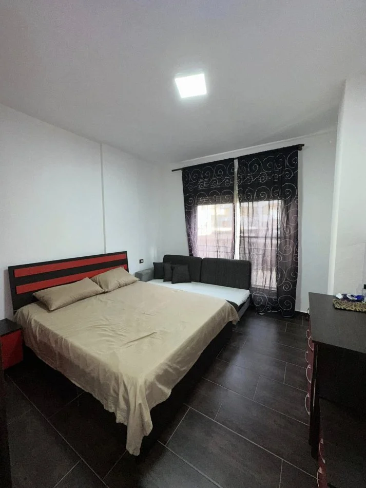 Durres, jepet me qera apartament 1+1+Ballkon Kati 4, 250 m² 250 € (shkemb kavajes)