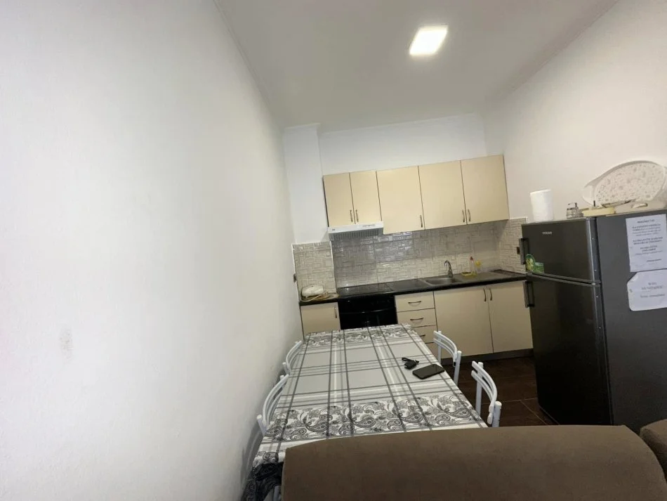 Durres, jepet me qera apartament 1+1+Ballkon Kati 4, 250 m² 250 € (shkemb kavajes)