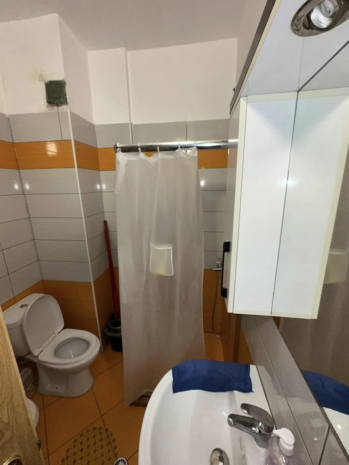 Durres, jepet me qera apartament 1+1+Ballkon Kati 4, 250 m² 250 € (shkemb kavajes)