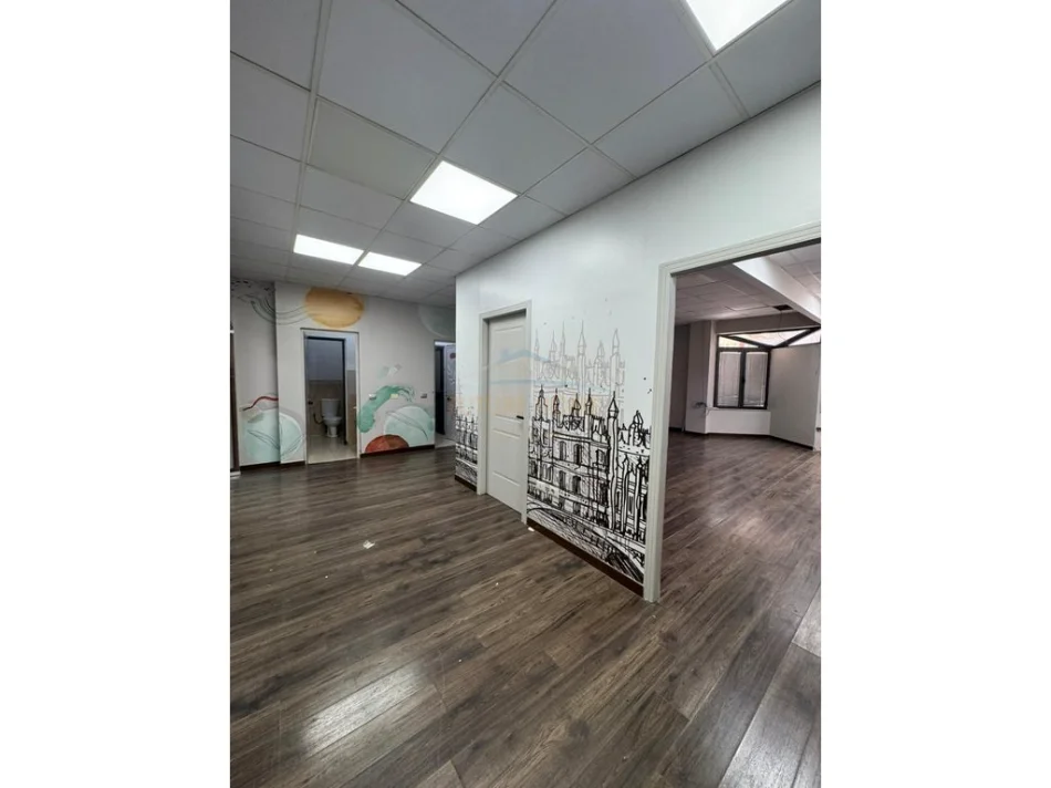 Tirane, jepet me qera zyre Kati 1, 210 m² 2.000 € (Bulevardi Zogu i I, Tirane.)