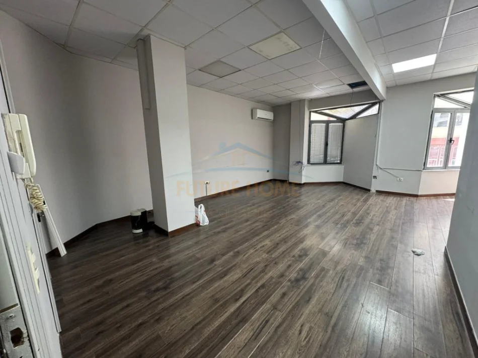 Tirane, jepet me qera zyre Kati 1, 210 m² 2.000 € (Bulevardi Zogu i I, Tirane.)