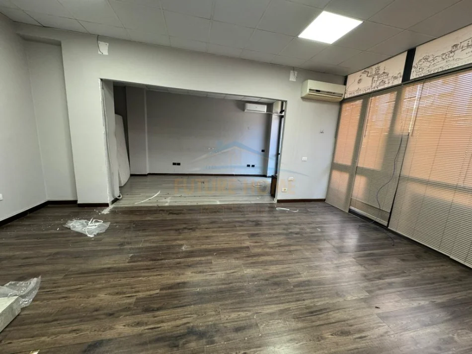 Tirane, jepet me qera zyre Kati 1, 210 m² 2.000 € (Bulevardi Zogu i I, Tirane.)