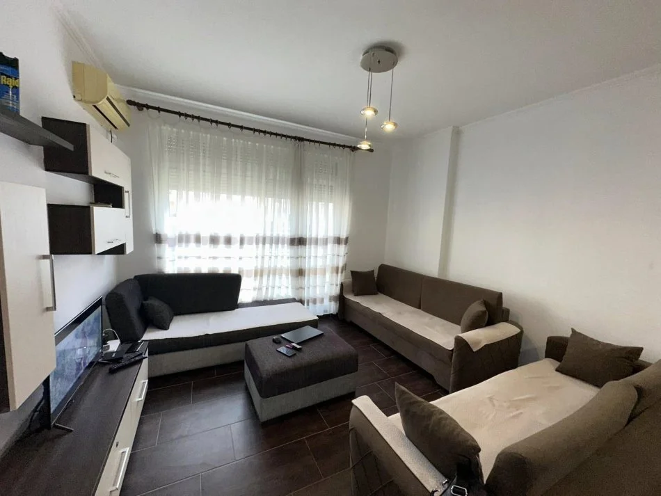 Durres, jepet me qera apartament 1+1+Ballkon Kati 4, 250 m² 250 € (shkemb kavajes)