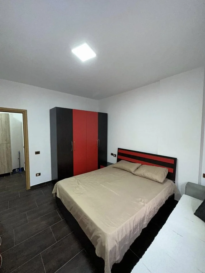 Durres, jepet me qera apartament 1+1+Ballkon Kati 4, 250 m² 250 € (shkemb kavajes)