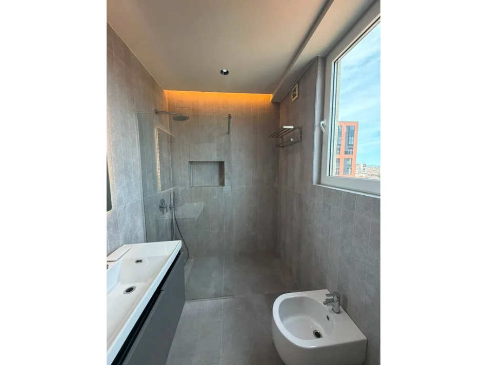 Tirane, jepet me qera apartament 3+1+Ballkon Kati 9, 115 m² 1.500 € (Myslym Shyri)