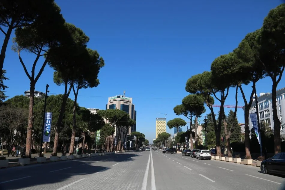 Tirane, jepet me qera zyre , 30 m² 550 € (prane Bulevardit Deshmoret e Kombit)