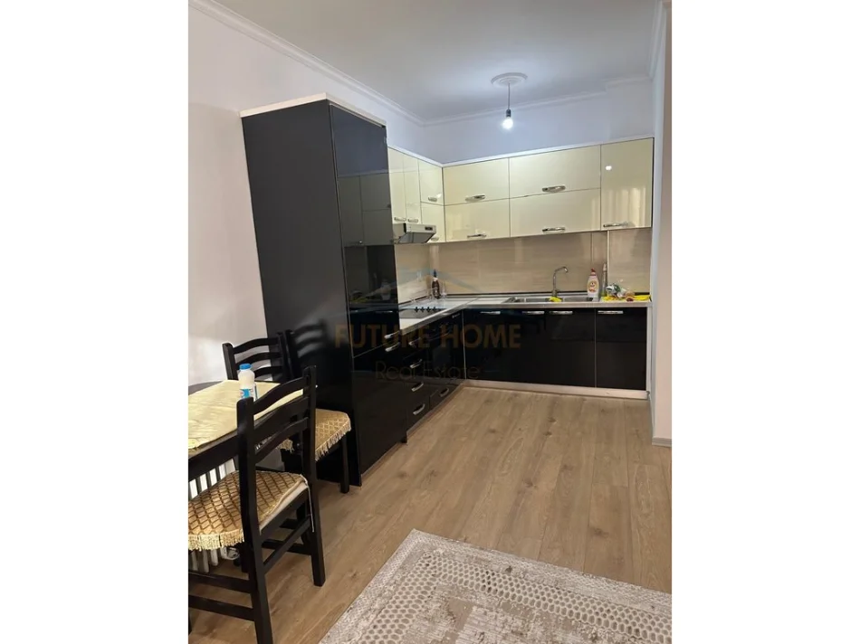 Tirane, jepet me qera apartament 2+1+Ballkon Kati 3, 72 m² 500 € 