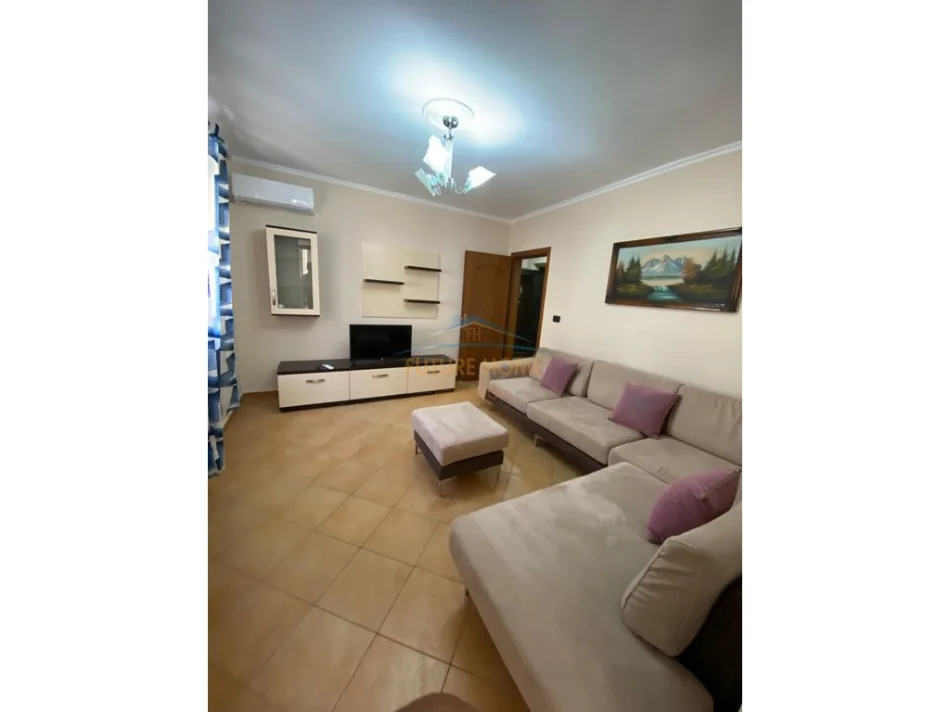 Tirane, jepet me qera apartament 2+1+Ballkon Kati 1, 53 m² 500 € (Rruga Hoxha Tahsim)