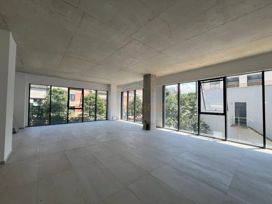Tirane, jepet me qera ambjent biznesi Kati 1, 110 m² 2.200 € (RRUGA E BARRIKADAVE)