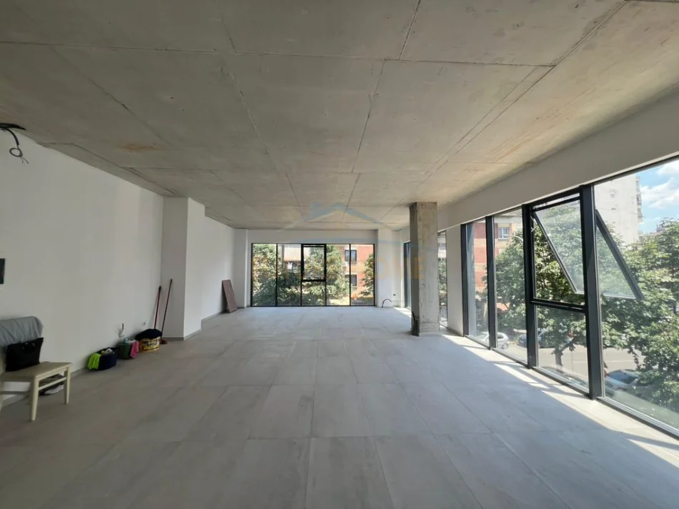 Tirane, jepet me qera ambjent biznesi Kati 1, 110 m² 2.200 € (RRUGA E BARRIKADAVE)