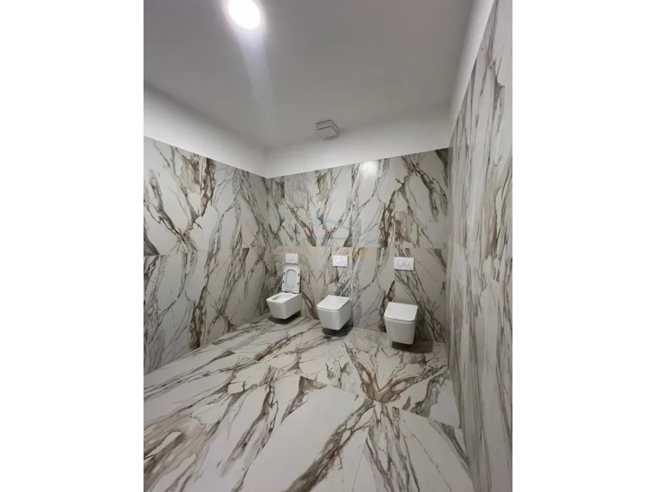 Tirane, jepet me qera ambjent biznesi Kati 1, 110 m² 2.200 € (RRUGA E BARRIKADAVE)