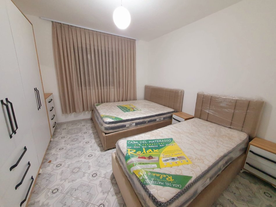 Tirane, jepet me qera apartament 1+1 Kati 3, 450 € (Porcelan)