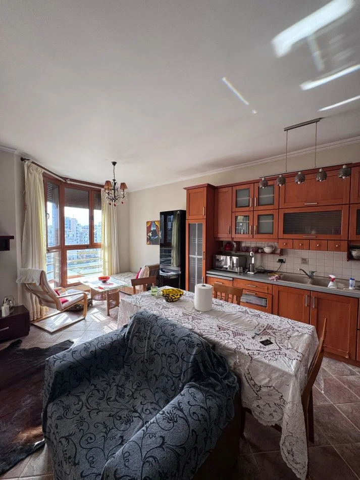 Tirane, jepet me qera apartament 1+1+Ballkon , 80 m² 550 € (rruga e Kavajes)