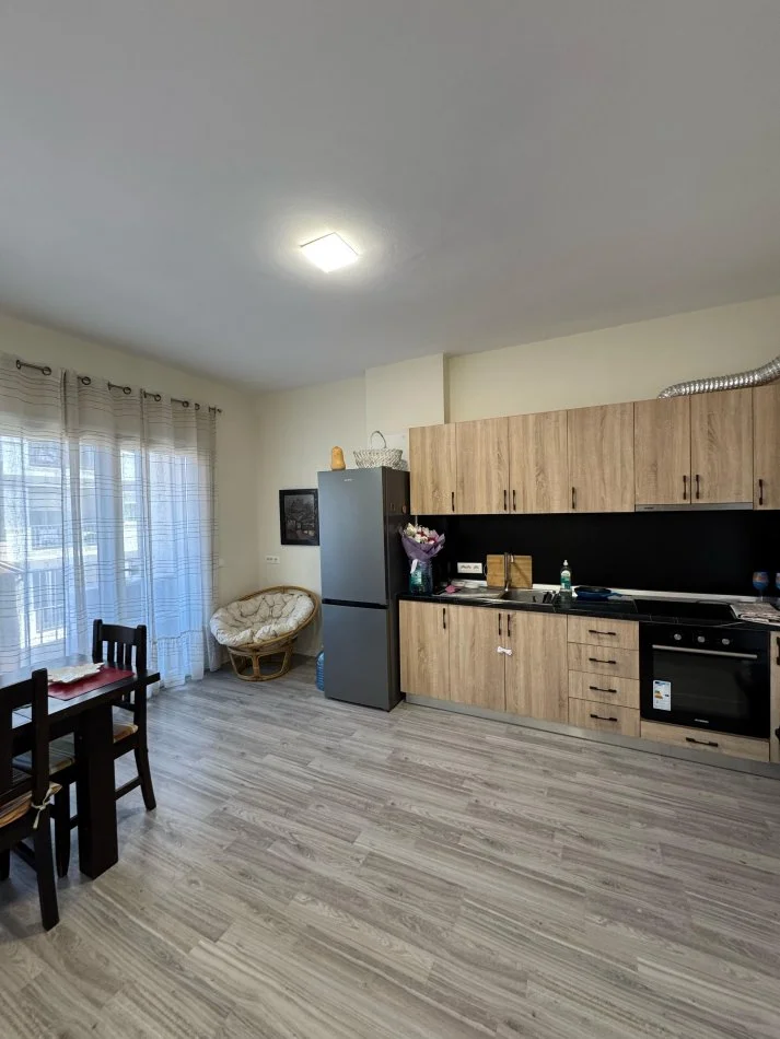 Tirane, jepet me qera apartament 2+1+Ballkon Kati 2, 88 m² 650 € 
