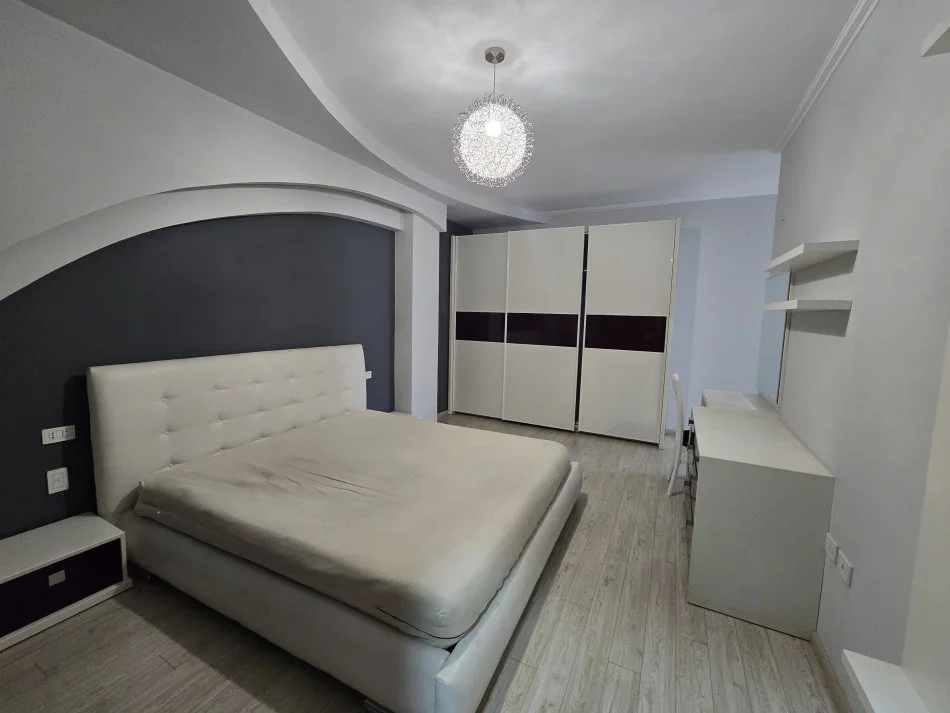 Tirane, jepet me qera apartament 2+1+Ballkon Kati 5, 105 m² 500 € (YZBERISHT TE UNIKU)