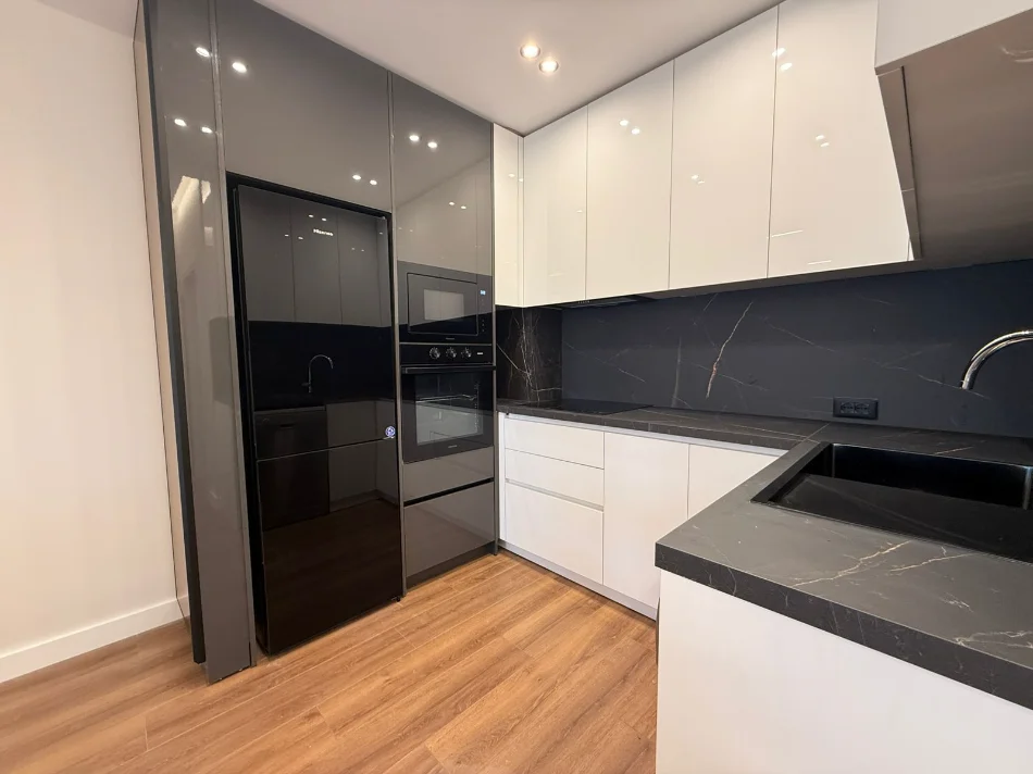 Tirane, jepet me qera apartament 2+1 Kati 8, 96 m² 950 € 