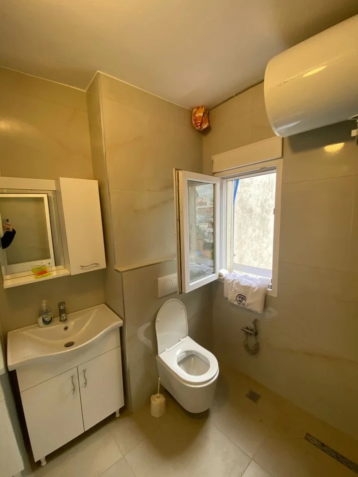 Tirane, jepet me qera apartament 1+1 Kati 5, 75 m² 430 € (Rruga Naim Frasheri, Rruga e Kavajes, 21 Dhjetori, prane Hotel Villa 22.)