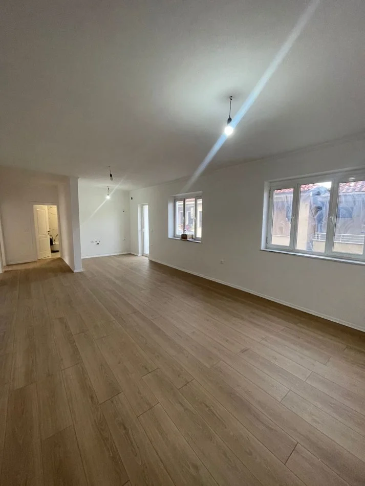 Pogradec, Shitet Apartament 2+1, Qender