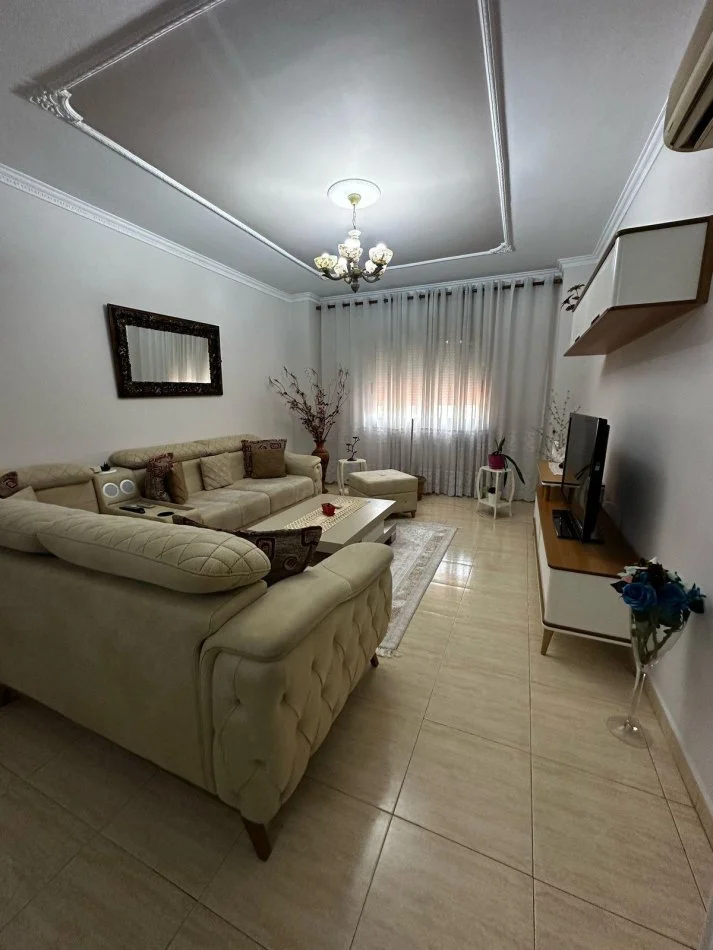 Tirane, jepet me qera apartament 2+1+Ballkon Kati 2, 140 m² 700 € 