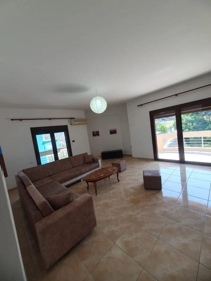 Tirane, jepet me qera apartament 3+1+Ballkon Kati 2, 112 m² 390 € (Shkolla Myslim Shima)