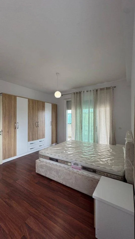 Tirane, jepet me qera apartament 2+1+Ballkon Kati 2, 120 m² 700 € (KRISTAL CENTER)