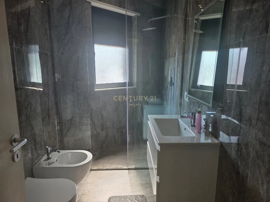 Tirane, jepet me qera apartament 2+1 Kati 3, 117 m² 1.200 € (Rruga e Durresit)