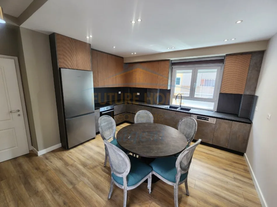 Tirane, shitet apartament duplex 4+1+Ballkon Kati 4, 190 m² 420.000 € (LIQENI I THATE)