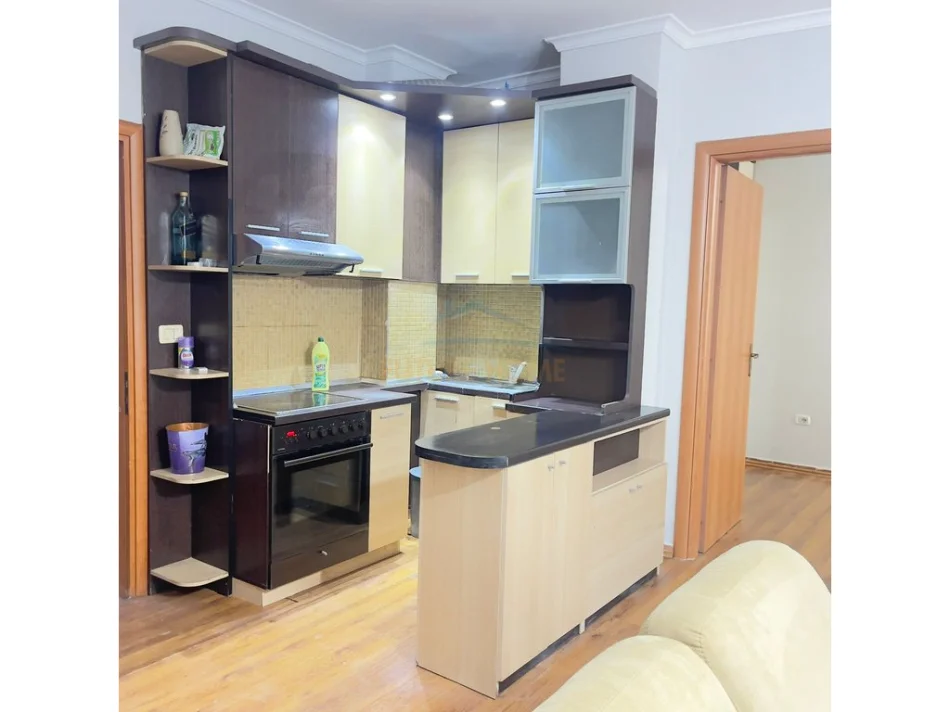 Tirane, jepet me qera apartament 1+1 Kati 4, 83 m² 500 € (Xhanfize Keko)
