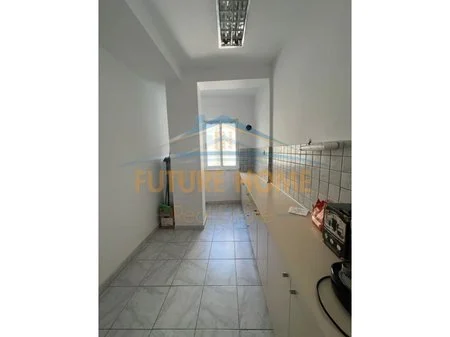 Tirane, jepet me qera apartament 2+1 , 1.000 € (BLLOK)