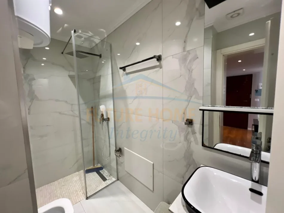 Tirane, jepet me qera apartament duplex 2+1+Ballkon Kati 4, 68 m² 500 € (Selite)