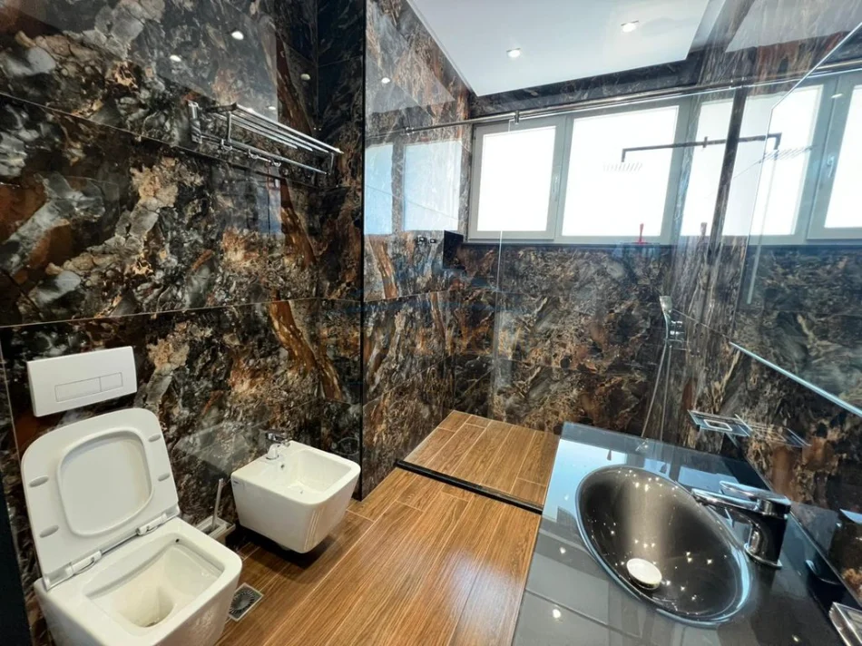 Tirane, jepet me qera apartament 1+1 Kati 1, 89 m² 800 € (Riza Cerova)
