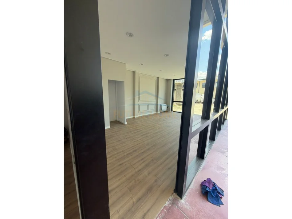 Tirane, jepet me qera magazine , 1.100 m² 5.300 € (AUTOSTRADA TIRANE DURRES)